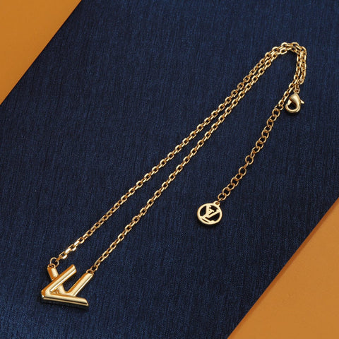 𝐋𝐕 Essential V Necklace With Earrings